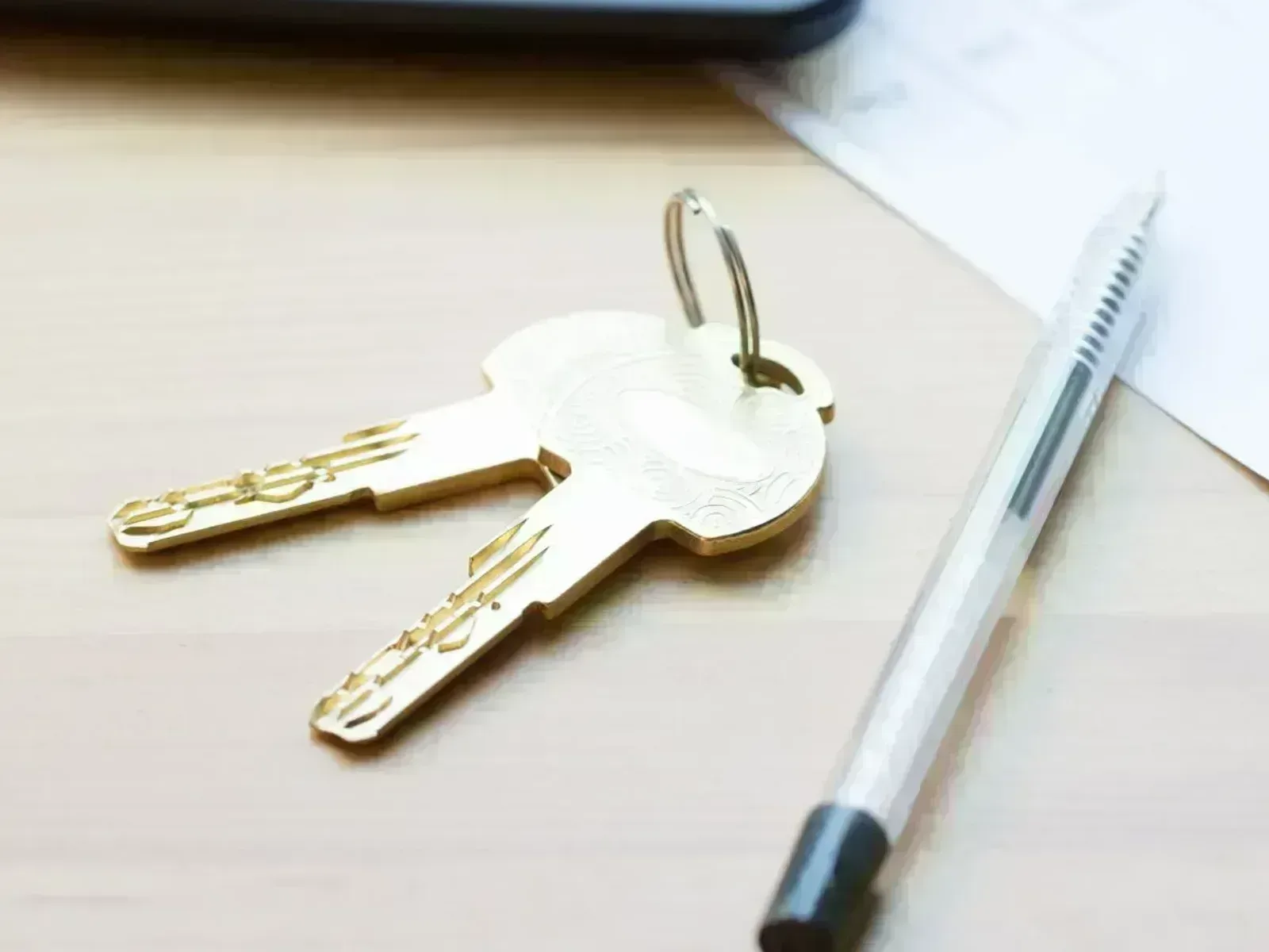 Llaves de casa junto a calculadora y documentos: ejemplo de simulación de cuota en Málaga