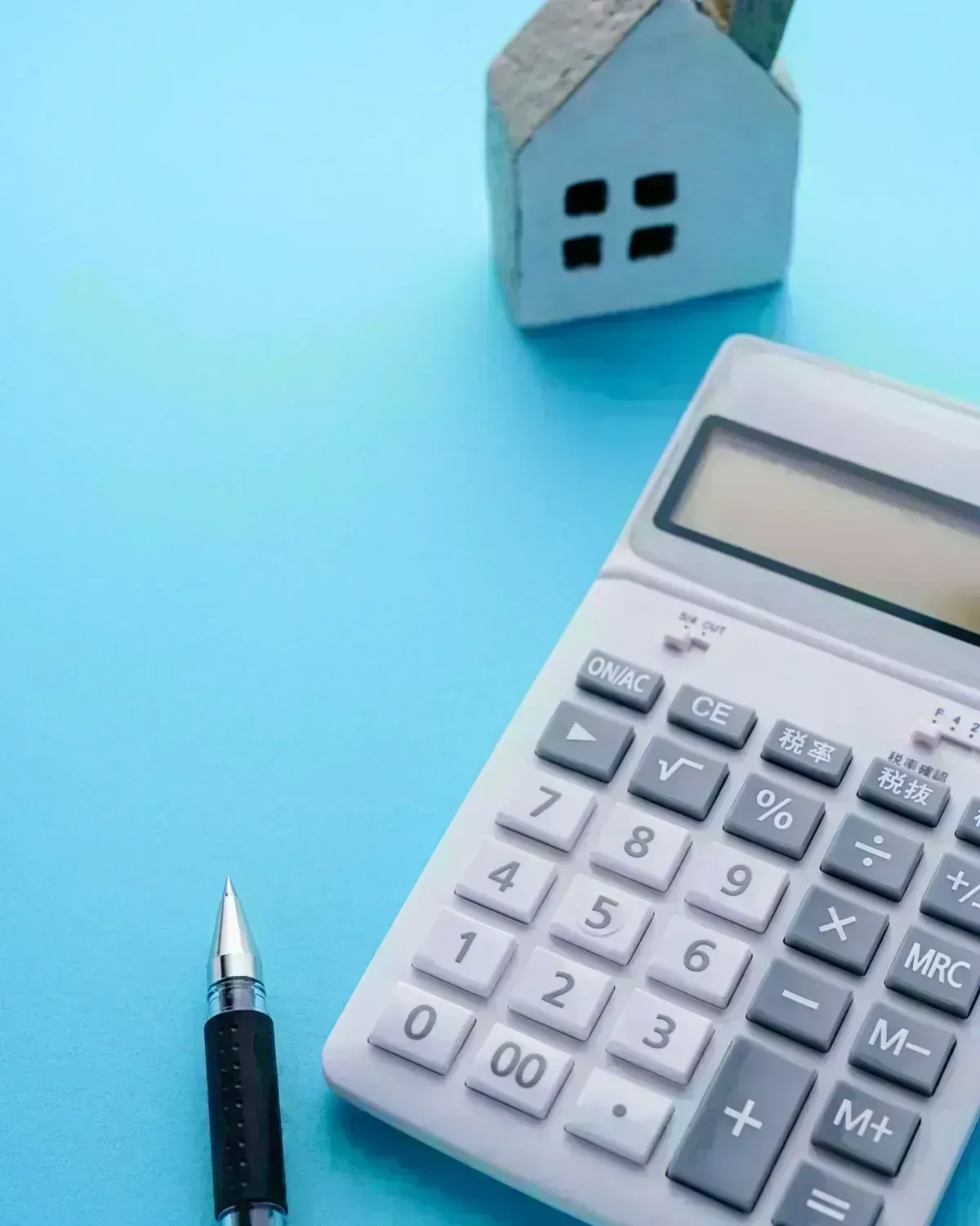 Calculadora y figura de casa sobre fondo azul: simula tu cuota hipotecaria antes de pedir estudio