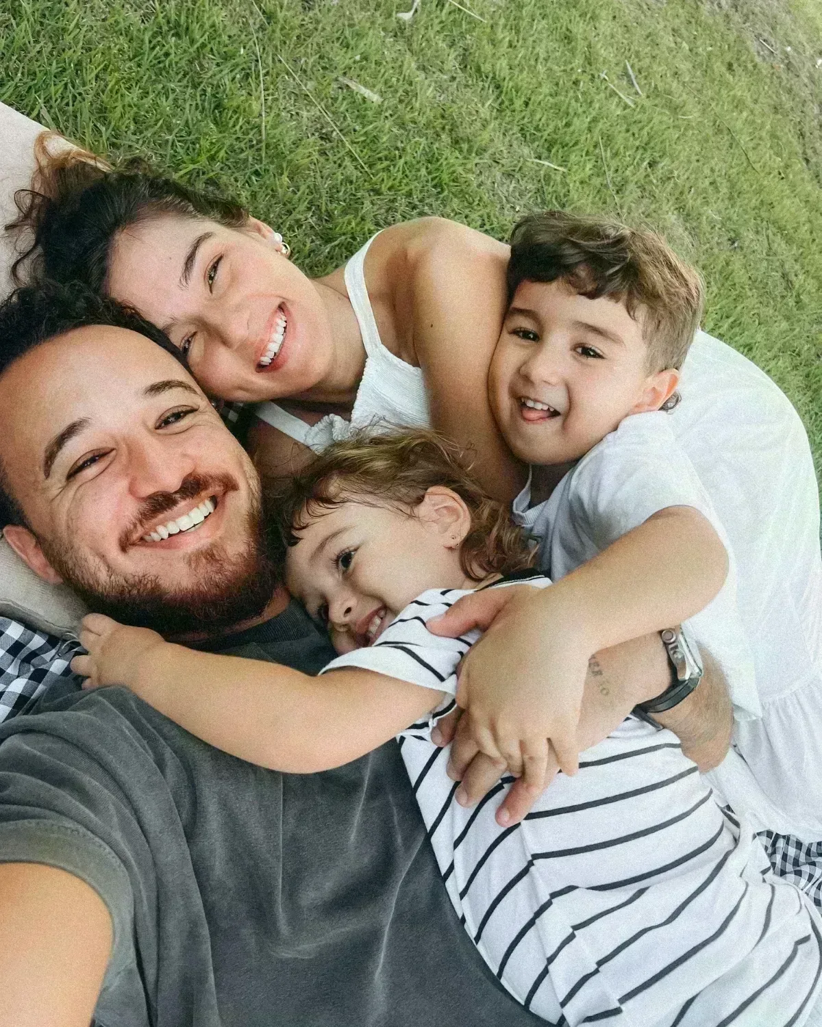 Familia sonriendo: el ahorro de mejorar la hipoteca se nota en el día a día