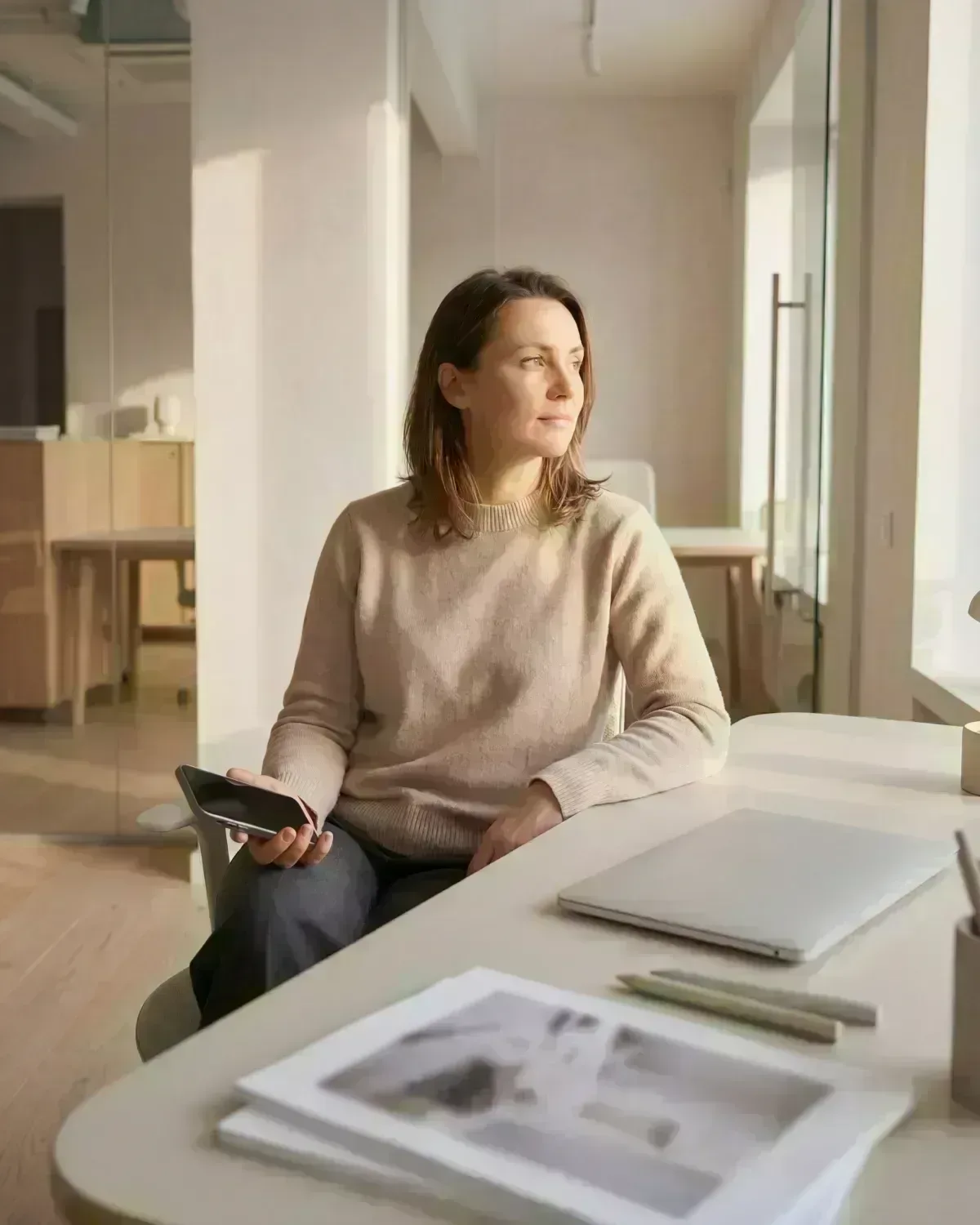 Persona reflexionando sobre la vivienda en copropiedad tras un divorcio o herencia en Málaga