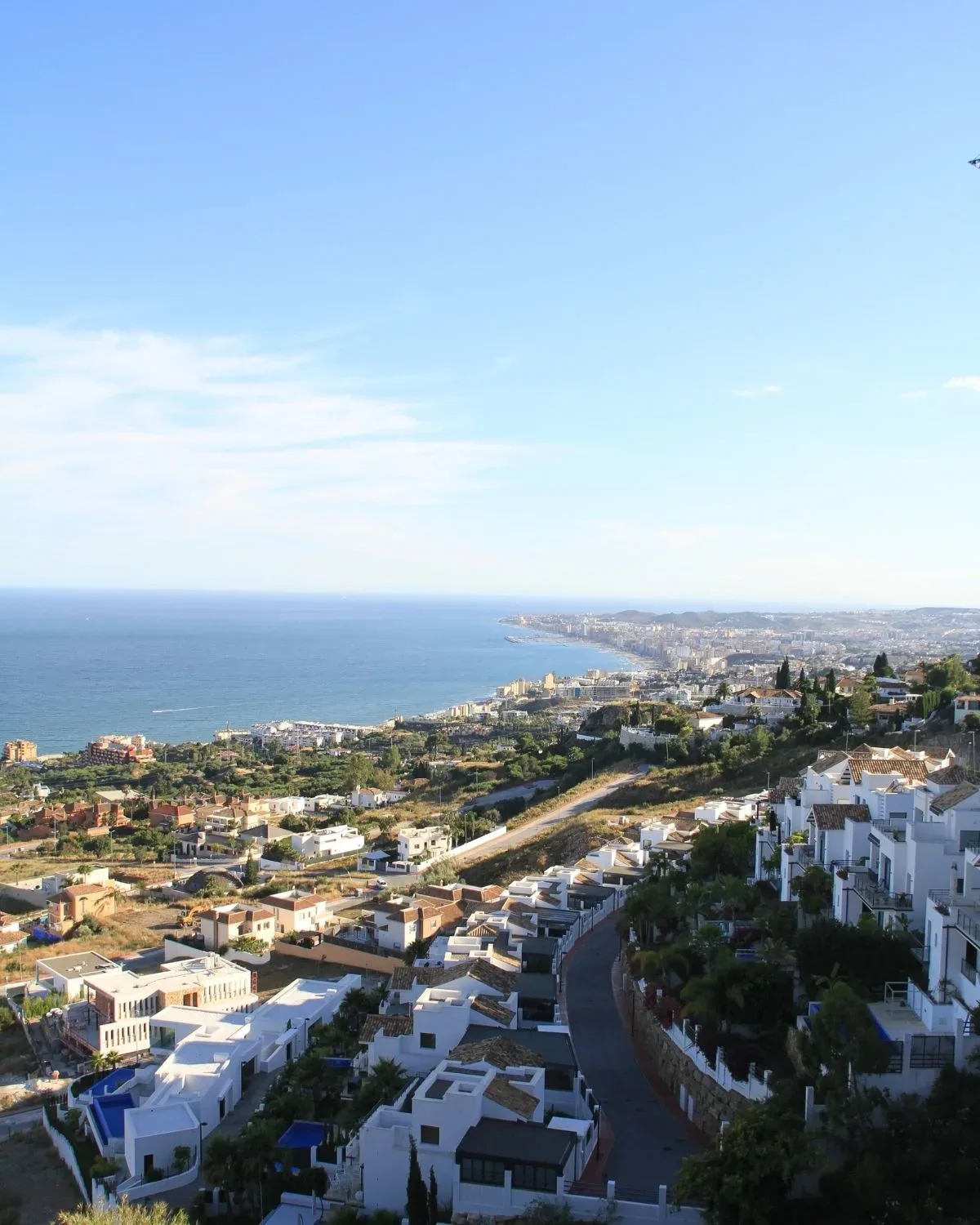 Pareja en Benalmádena revisando su hipoteca al 100%