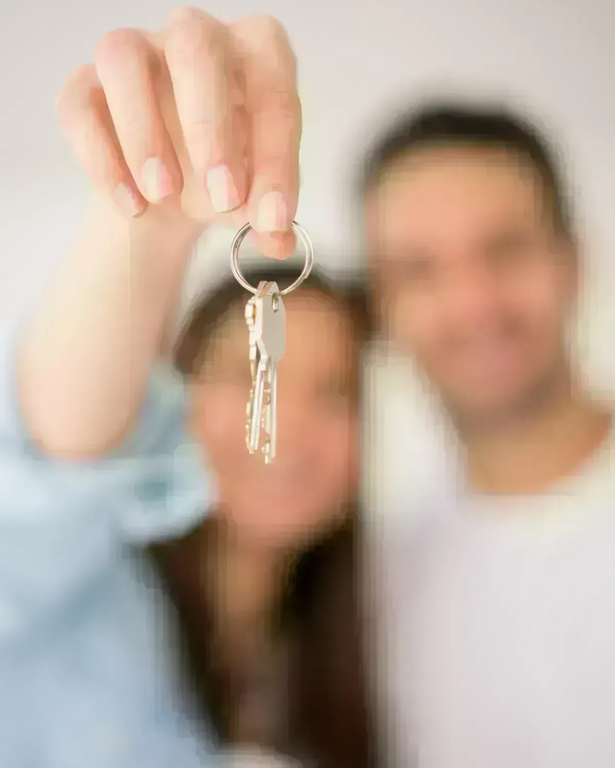 Hipoteca 100% en Málaga: pareja recibiendo las llaves de su vivienda
