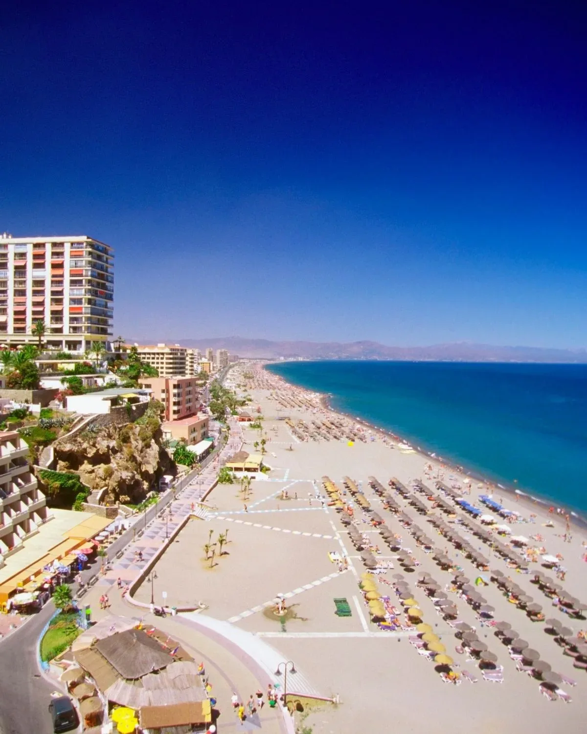 Comprador de vivienda en Torremolinos estudiando su hipoteca