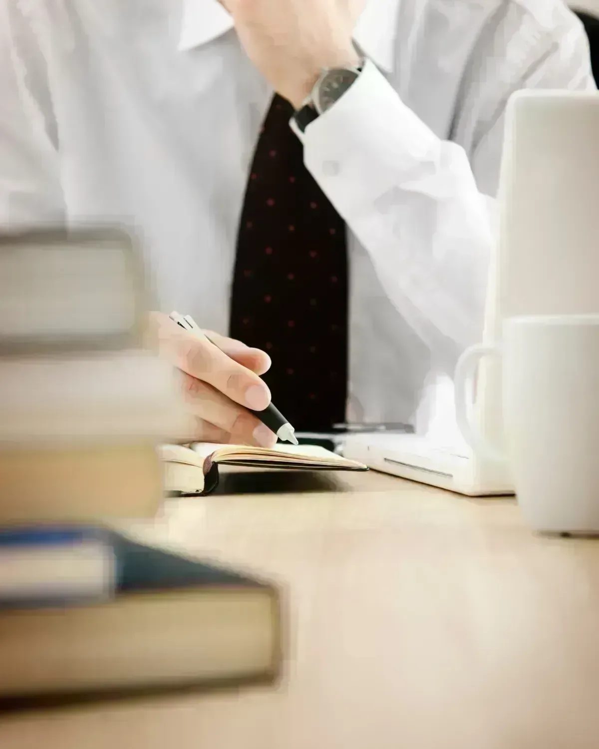 Empleado público trabajando en su mesa: contexto de empleo estable para hipoteca