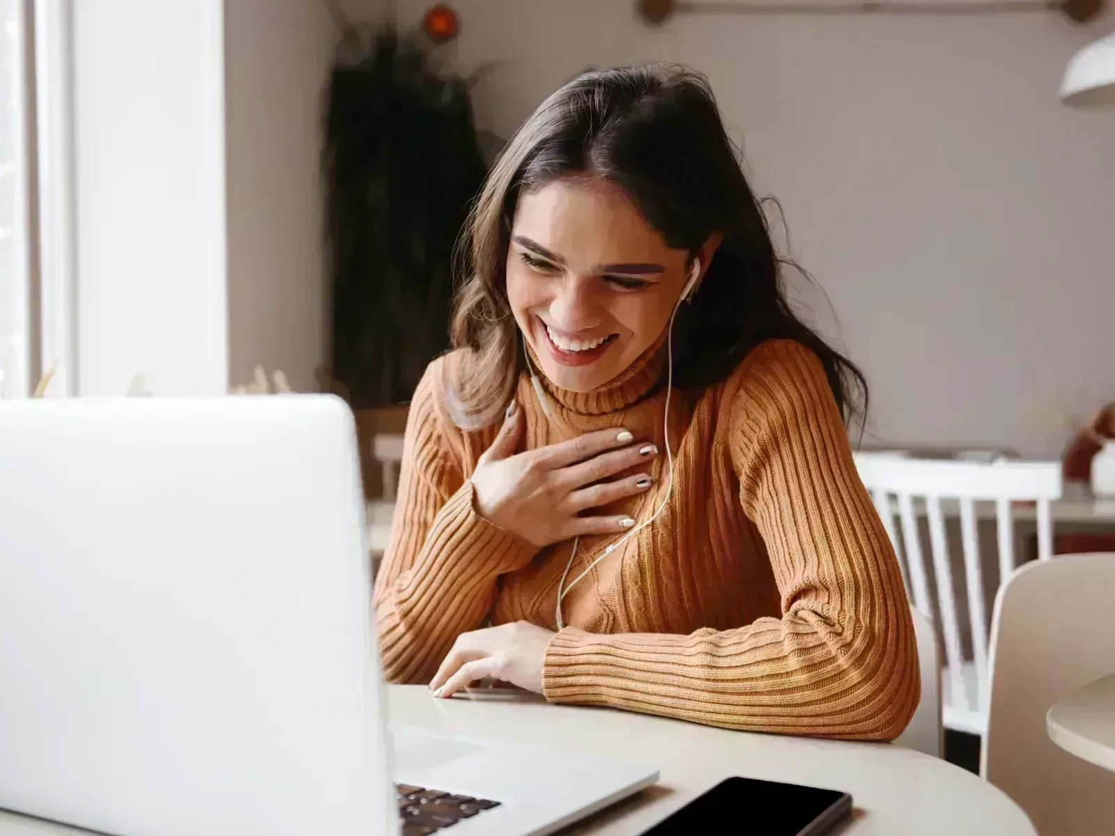 Cliente joven revisando ofertas de hipoteca joven y aval ICO online
