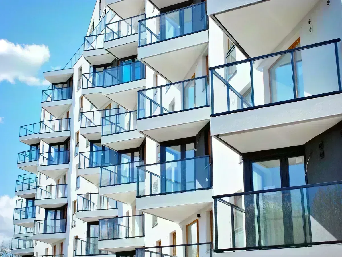 Bloque residencial moderno en Málaga: vivienda habitual en operaciones de no residentes