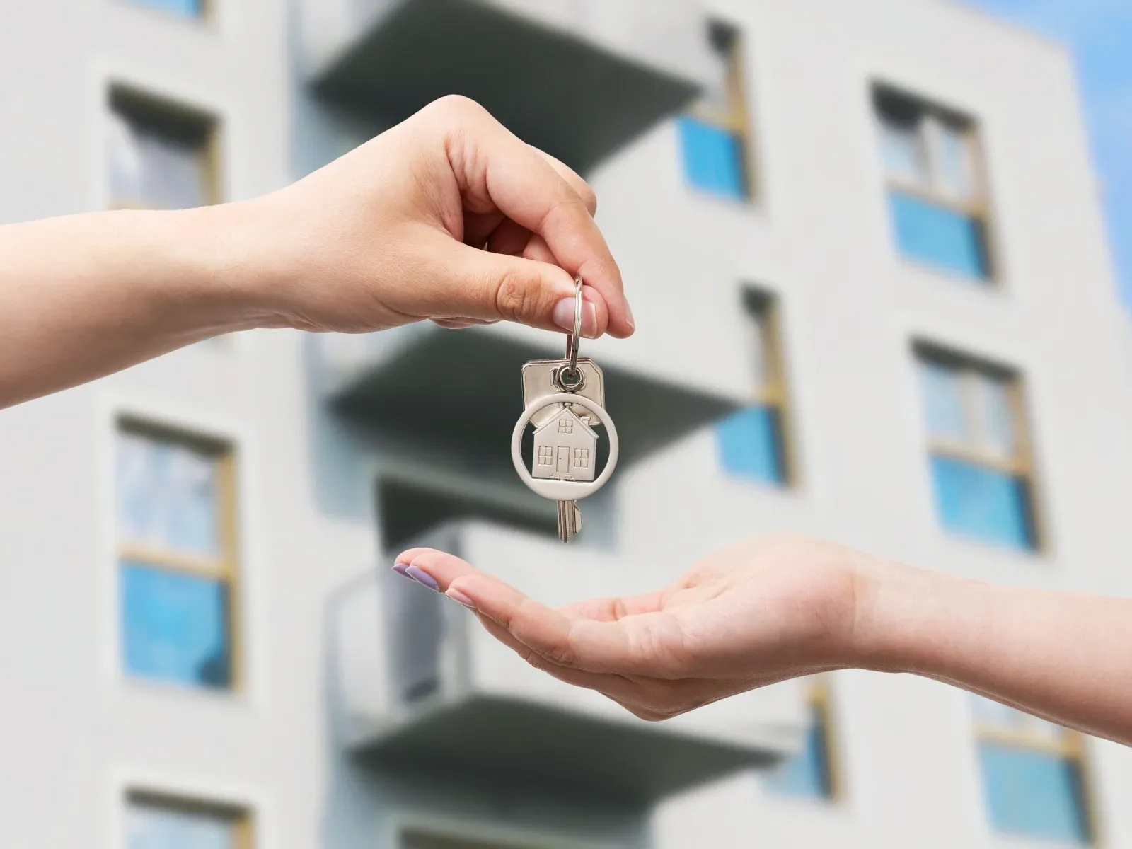 Compradores de segunda residencia cerrando su operación hipotecaria