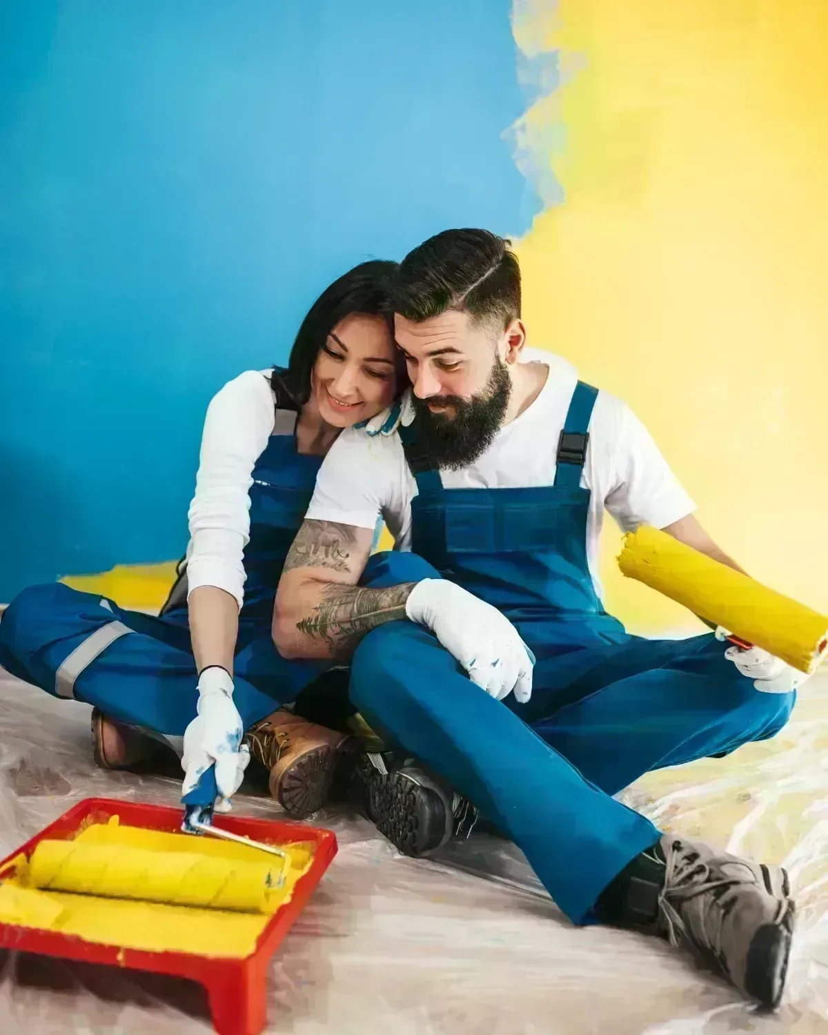 Pareja pintando su vivienda: reforma de cocina, baño u obra en Málaga
