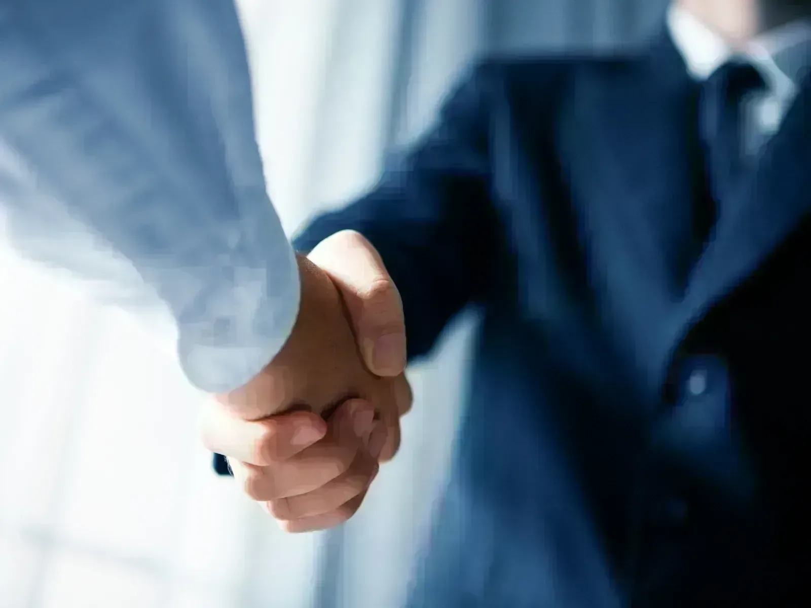 Apretón de manos al cerrar una línea de crédito o préstamo para empresa en Málaga