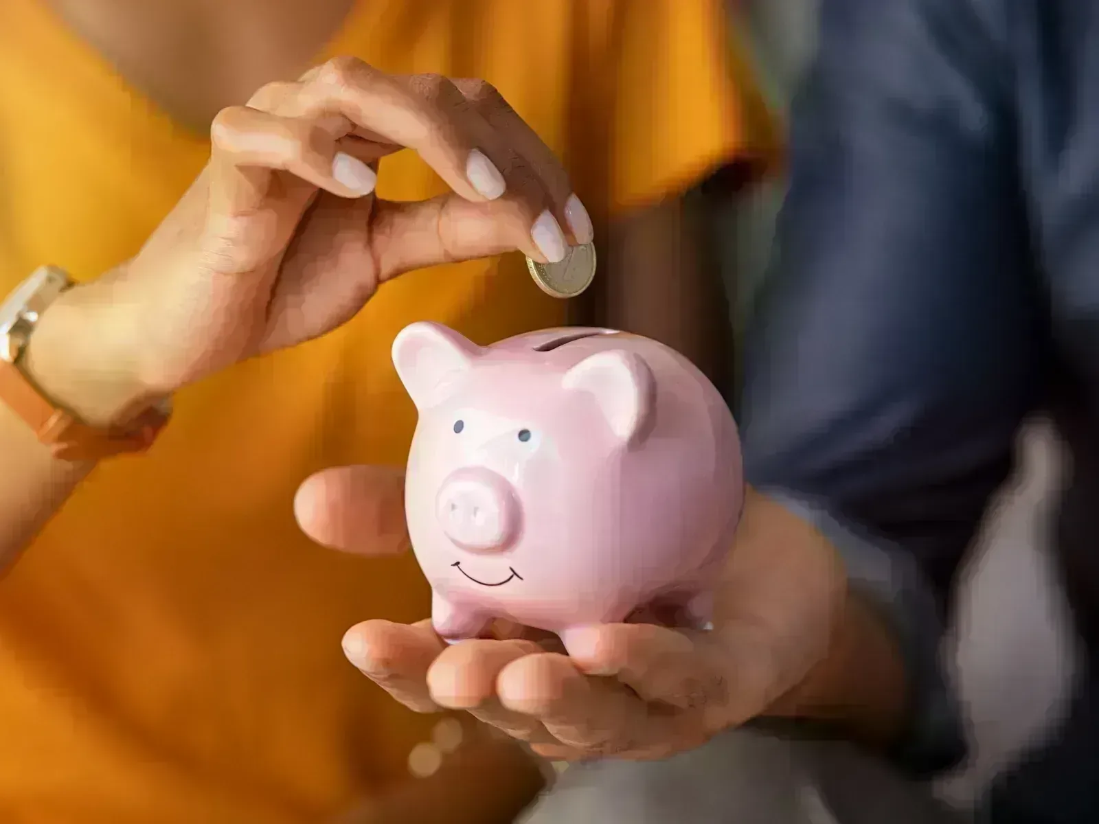 Hucha y monedas: ahorro mensual al pasar de varias deudas a una sola cuota hipotecaria