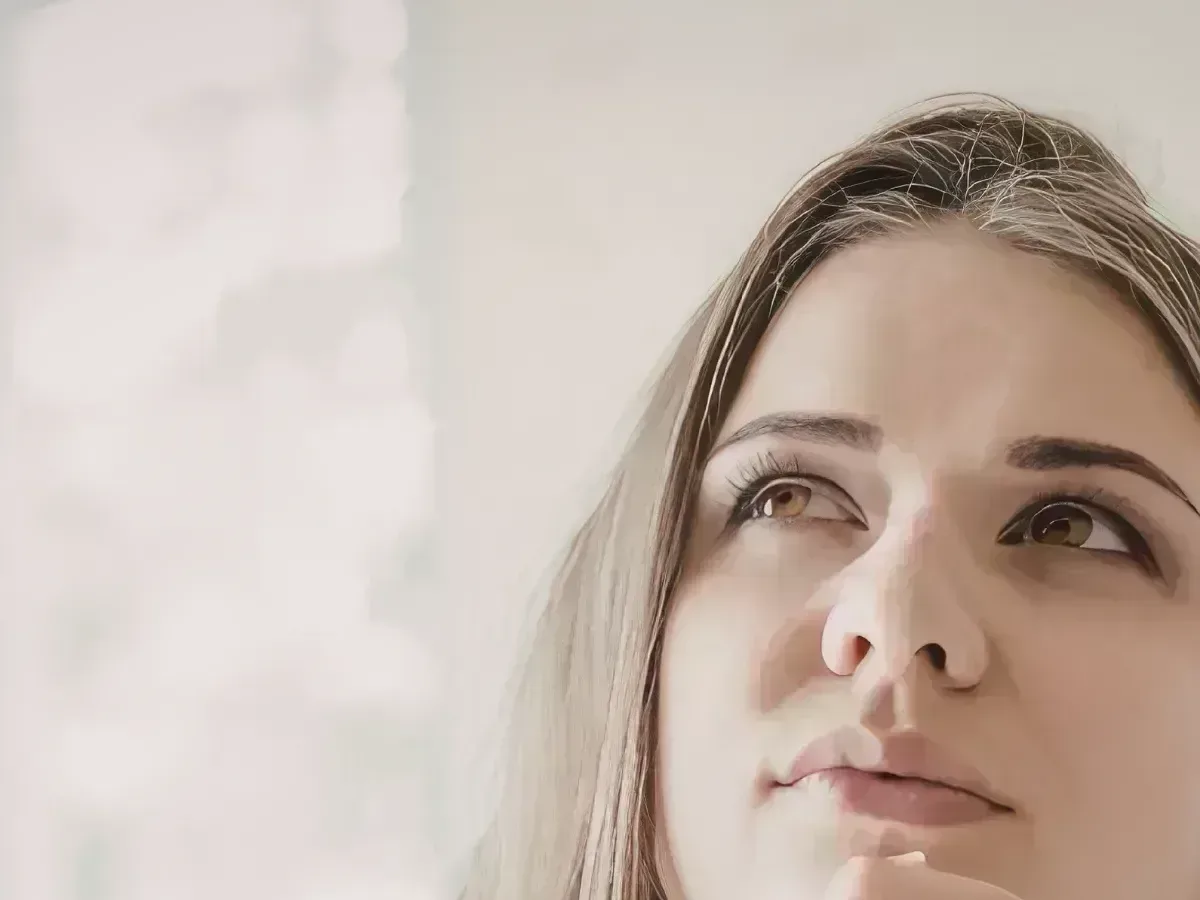 Persona reflexionando sobre varias cuotas mensuales: perfil ideal para reunificar deudas