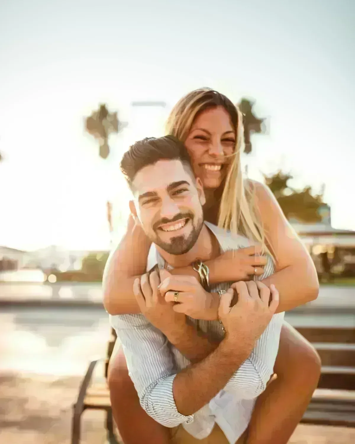 Pareja joven sonriendo: acceso a vivienda protegida con hipoteca VPO en Málaga