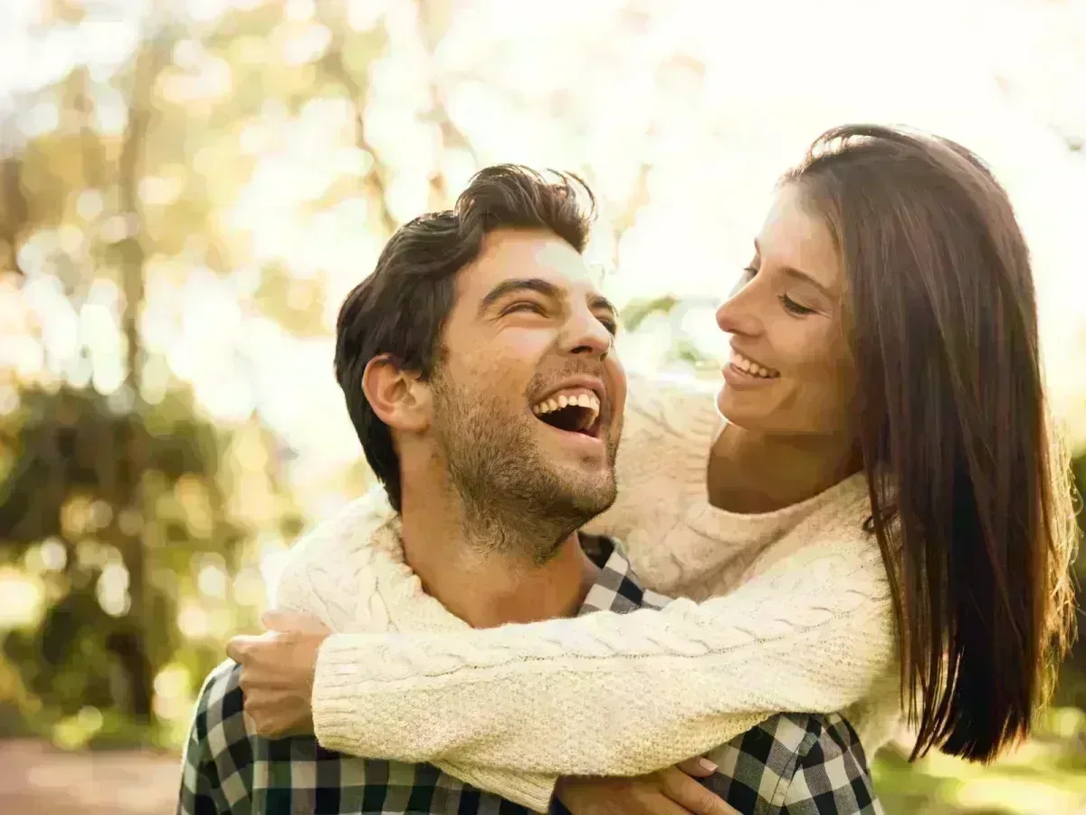 Pareja joven riendo al aire libre: perfiles que suelen optar por VPO en Málaga