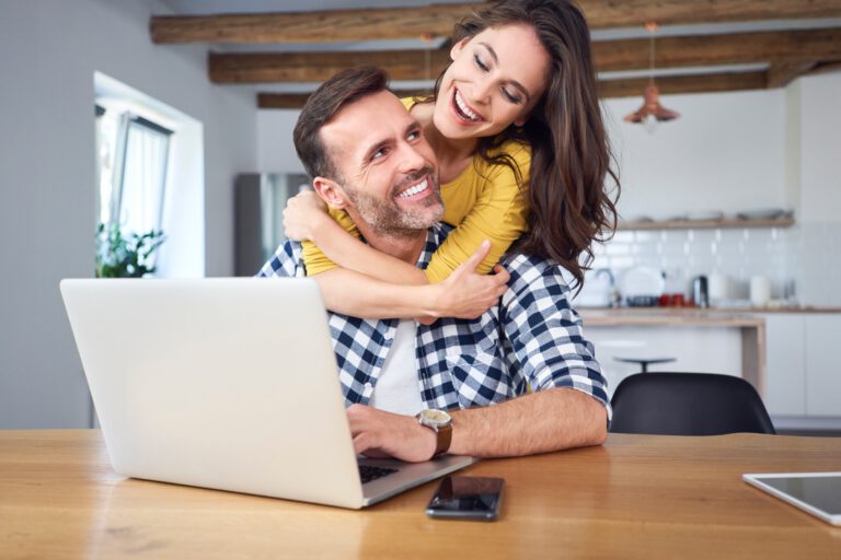 Artículos 20 happy couple sitting at dining table embracing u 2022 11 06 23 01 52 utc