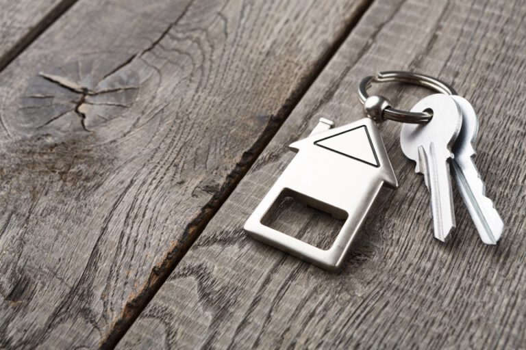 Artículos 6 hipoteca 100 malagabunch of keys with house shaped keychain on rustic 2022 10 07 00 46 00 utc