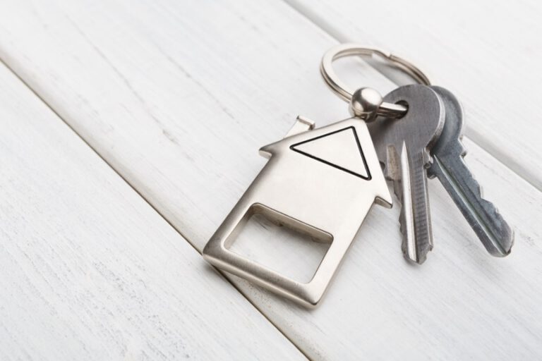 Artículos 23 hipoteca 100 malagabunch of keys with house shaped keychain on white 2022 10 07 01 55 12 utc