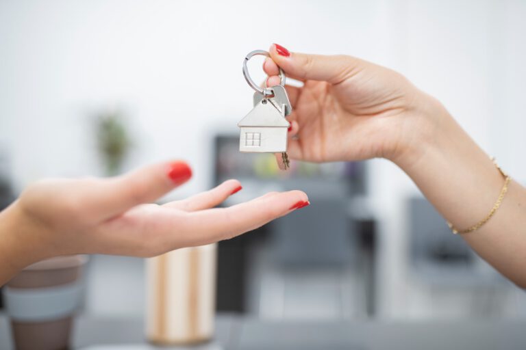 Artículos 13 hipoteca 100 malagahands handing over keys for property purchase 2022 03 30 04 55 31 utc