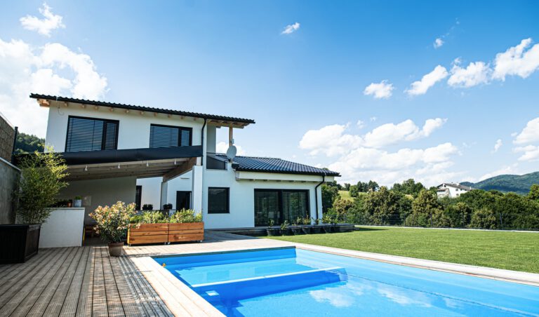 Artículos 25 house with swimming pool outdoors in backyard gard 2021 09 01 09 35 28 utc